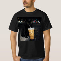 Chat noir buvant un café glacé