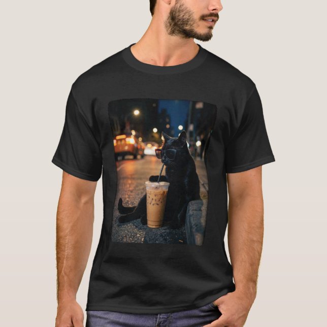 T-shirt Chat noir buvant un café glacé Mème d'animal drôle (Devant)
