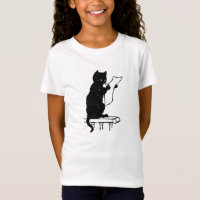 Chat noir mignon lisant un cru de papier