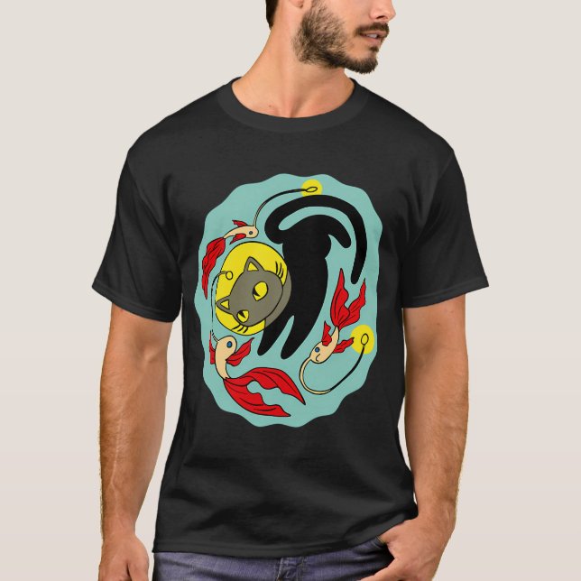 T-shirt Chat noir nageant avec un poisson clair (Devant)