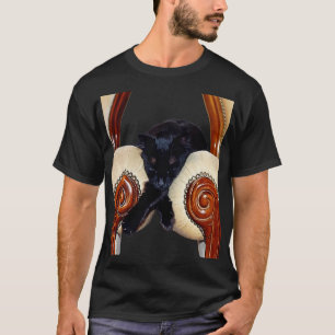 T-shirt Chat noir serré entre deux chaises Jambes croisées