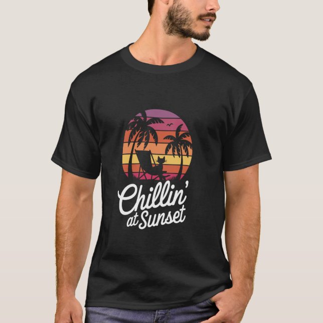 T-shirt Chat se détendant au coucher du soleil (Devant)