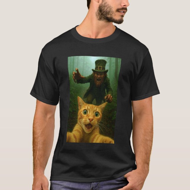 T-shirt Chat selfie fuyant un lutin Saint-Patrick (Devant)