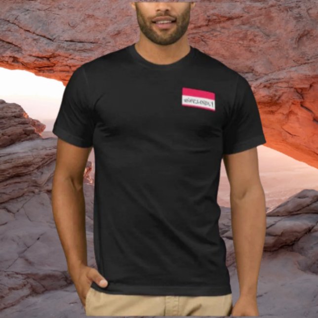 T-shirt Chemise avec un badge de nom hostile – Tee à subti (Créateur téléchargé)
