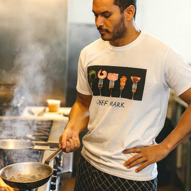 T-shirt Chemise de chef de restaurant (Chef at the sauté station in bold fork-and-food tee, steam rising in a pro kitchen blaze)