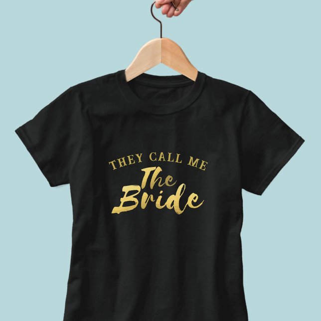T-shirt Chemise de mariage à script en or faux de mariée d (A fun shirt to wear at your bachelorette party. They call you The Bride!)