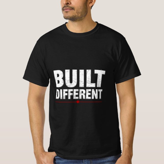 T-shirt Chemise de motivation de gym Built Different | Min (Devant)