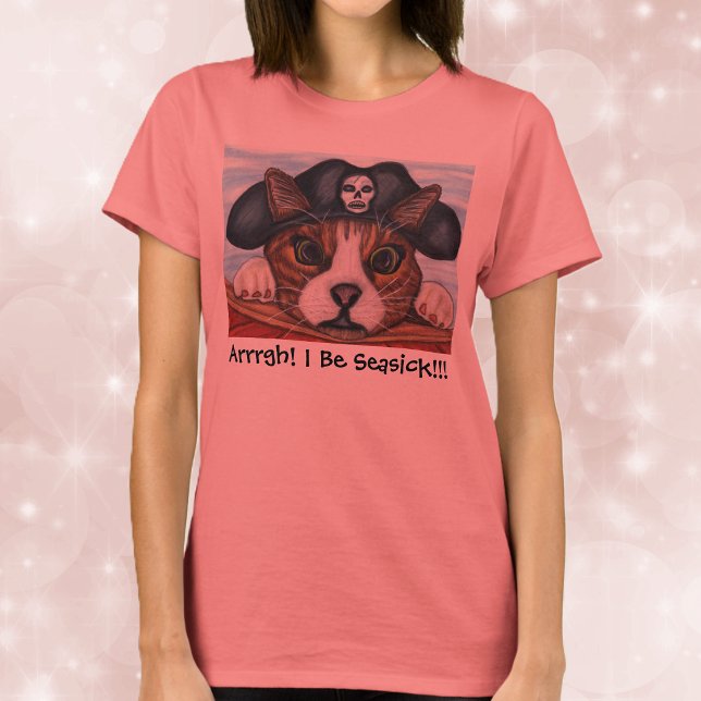 T-shirt Chemise naupathique de chat de pirate (Cute brown seasick striped cat in black pirate hat on boat on salmon coloured tee shirt.)