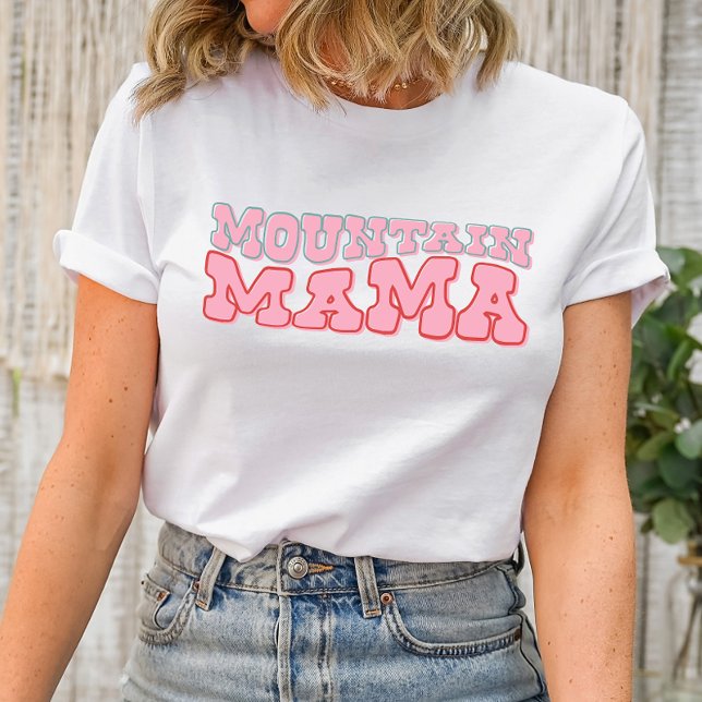 T-shirt Chemise Super Mountain Mama (Elevate your mountain spirit with our "Mountain Mama Groovy" Shirt, a fabulous design brought to you)