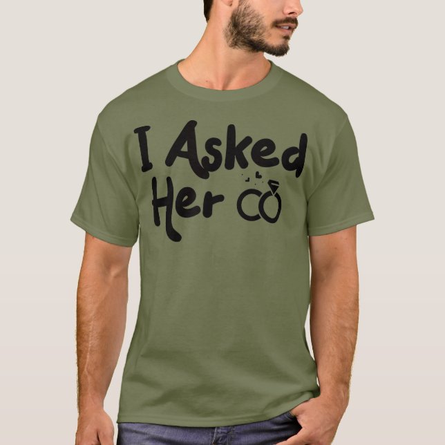 T-shirt Chemises de couple fiancées J'ai demandé à sa chem (Devant)