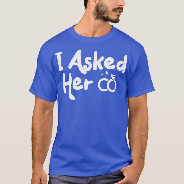 T-shirt Chemises de couple fiancées J'ai demandé à sa chem (Devant)
