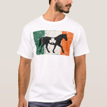 Cheval au drapeau irlandais avec trèfle Art vintag