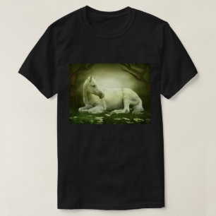 T-shirt Cheval blanc reposant dans la forêt enchantée