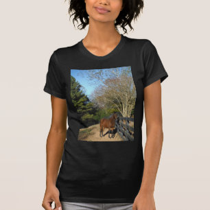 T-shirt Cheval brun contre une clôture