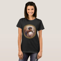 Cheval brun friésien s'élevant avec des nuages bru