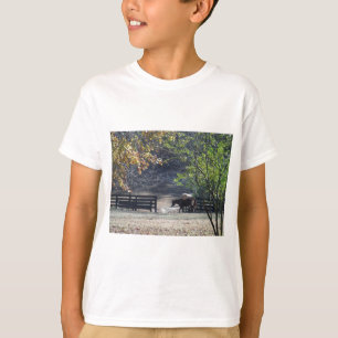 T-shirt Cheval Brun traversant une clôture