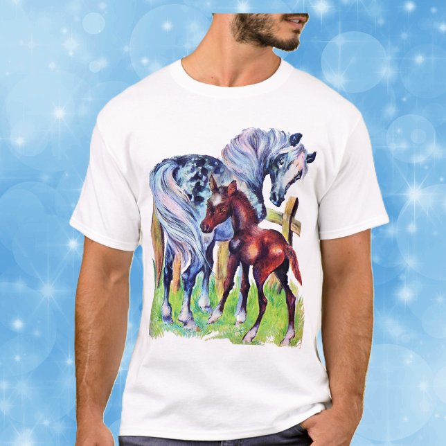 T-shirt Cheval Mère Bébé Herbe Champ (Pretty pastel coloured mother horse with baby brown colt by fence in grass on tee shirt.)