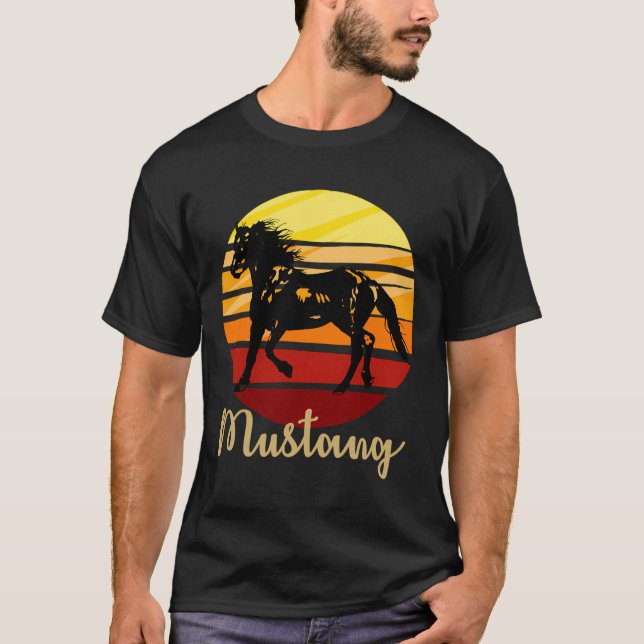 T-shirt Cheval Mustang Courant Au Coucher Du Soleil (Devant)