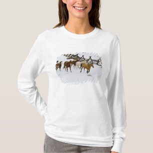 T-shirt Chevaux courant dans la neige