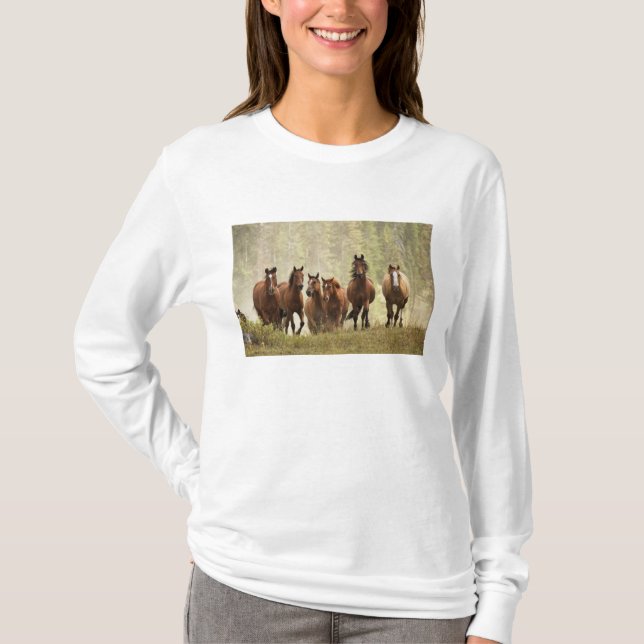 T-shirt Chevaux cresting petite colline pendant la rafle (Devant)