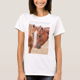 T-shirt Chevaux qui se flairent dans un pâturage