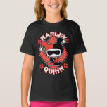 T-shirt Chibi Harley Quinn Splits<br><div class="desc">Regardez Chibi Harley Quinn alors qu'elle fait les éclaboussures devant une toile de fond en losange à pois rouges avec son nom écrit autour d'elle.</div>