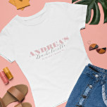 T-shirt Chic Dusty Rose Bold Script Custom Bachelorette T-<br><div class="desc">Célébrez votre bachelorette avec ce t-shirt élégant et minimaliste,  avec sa typographie rose poussiéreuse et son élégante calligraphie. Ajoutez facilement vos propres détails en cliquant sur l'option "personnaliser".</div>