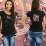 T-shirt Chic Nail Salon Manicuriste Personnalisé<br><div class="desc">T-shirt personnalisé pour le propriétaire du salon ou les employés avec ongle Salon Peinture noire et rose vierge main polonaise avec élégante calligraphie Nom manicuriste et code Qr sur le côté du t-shirt pour promouvoir votre marque et permettre à vos clients de se connecter à votre réseau social.</div>