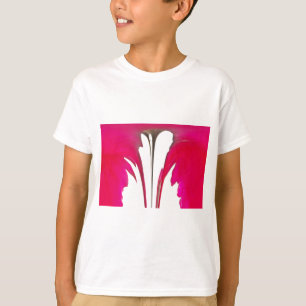 T-shirt Chic rouge extraordinaire rose sous le ciel blanc.