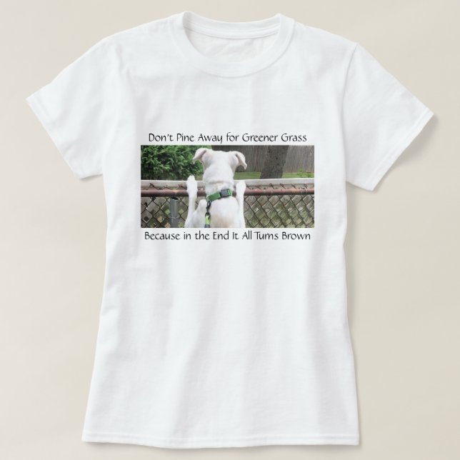 T-shirt Chien blanc mignon Nosey regardant l'herbe de l'au (Design devant)