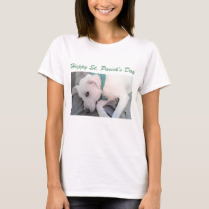 T-shirt Chien blanc pâle portant une écusson verte