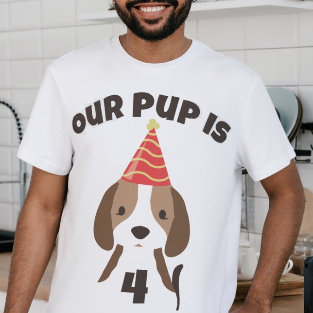 T-shirt Chien chiot mignon, anniversaire du parent ("our pup is age" parents shirt for kid's puppy dog birthday party with custom age)