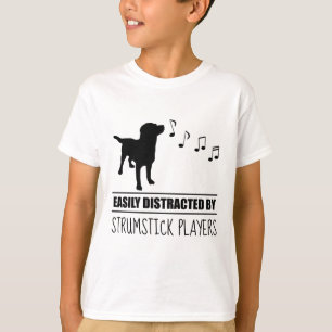 T-shirt Chien curieux distrait par les joueurs de strumsti