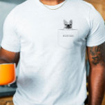 T-shirt Chien dans la poche | Photo et nom personnalisés d<br><div class="desc">T-shirt customisé mignon et tendance pour Amoureux de les chiens, Amoureux de les chats et amoureux des animaux de compagnie. Customisez avec la photo et le nom de votre animal (option pour supprimer le nom si vous préférez). C'est une version en noir et blanc. Version photo couleur complète également disponible...</div>