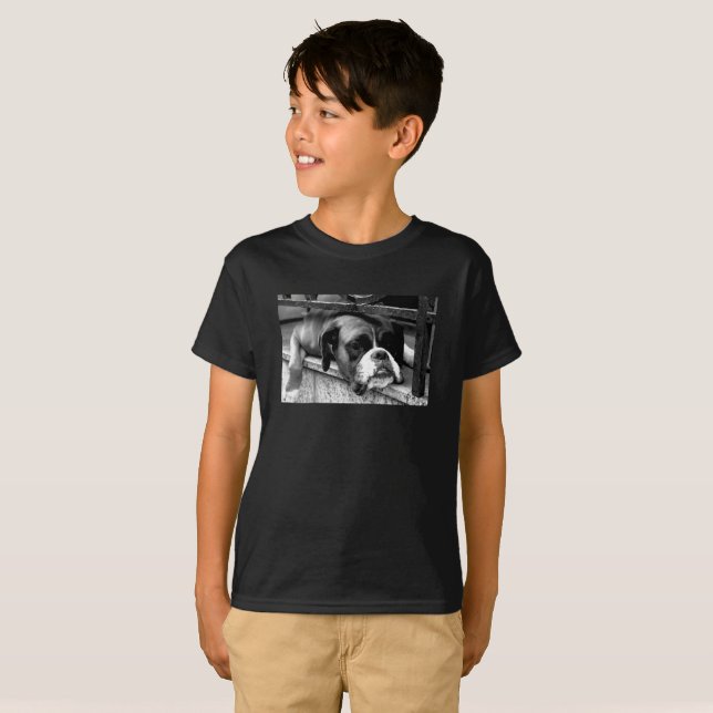 T-shirt Chien de boîte sur le rebord de fenêtre bccnm (Devant entier)