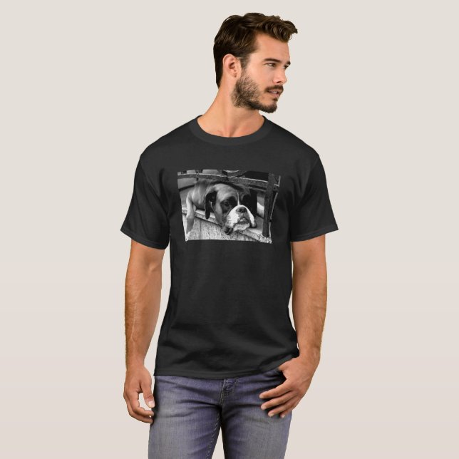 T-shirt Chien de boxe sur Windowsill mccna (Devant entier)