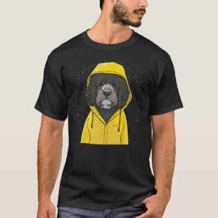 T-shirt Chien d'eau portugais pluvieux dans un cap Portie