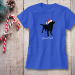 T-shirt Chien du Black Lab portant le Casquette de Noël du<br><div class="desc">Cet adorable laboratoire noir est décoré pour Noël dans son Casquette de Père Noël rouge et blanc. Ce design ne manquera pas de faire sourire un visage d'amoureux des chiens et bien sûr ceux qui aiment le Black Lab. Personnalisez avec votre texte personnalisé - ajoutez le nom de votre chien,...</div>