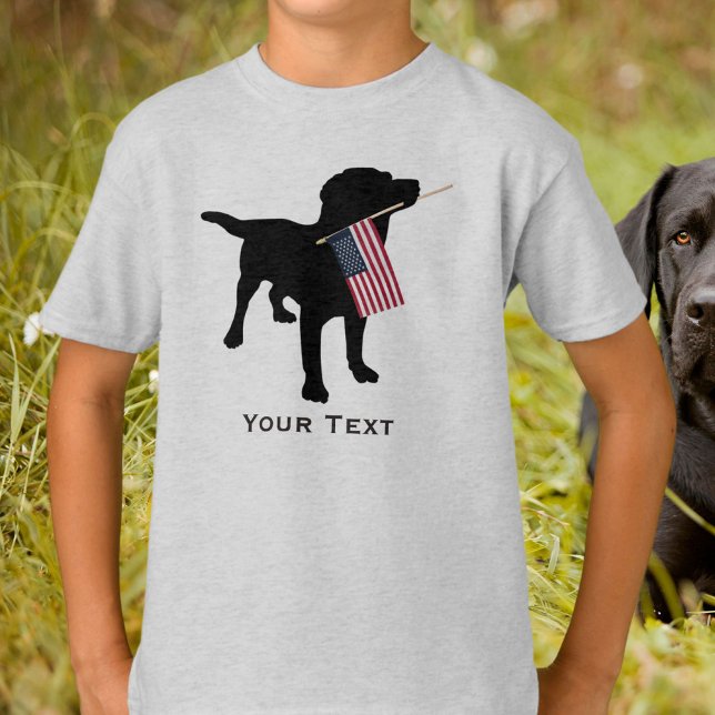 T-shirt Chien mignon Black Lab tenant le drapeau américain (Créateur téléchargé)
