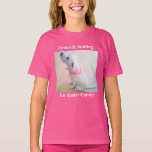 T-shirt Chien mignon portant une écharpe en attendant un b