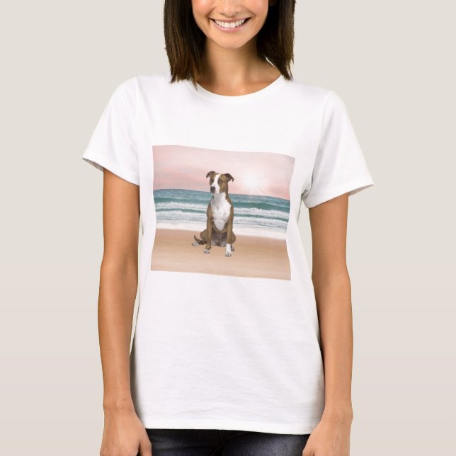T-shirt Chien Pitbull mignon assis sur la plage avec couch (Devant)