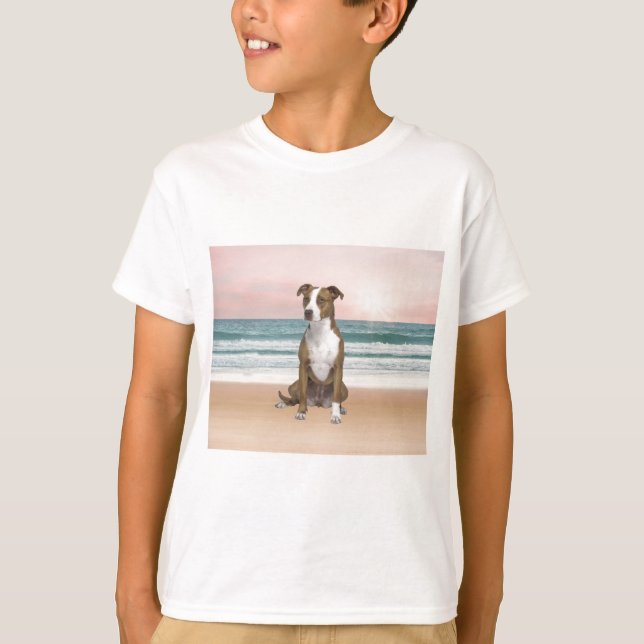 T-shirt Chien Pitbull mignon assis sur la plage avec couch (Devant)