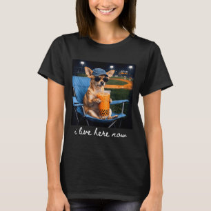 T-shirt Chihuahua boit du café glacé sur le terrain de bas