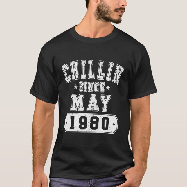 T-shirt Chillin Depuis Mai 1980 Collegiate Né En 1980 43E (Devant)