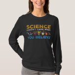 T-shirt Chimie et physique Scientifique Sciences Thème<br><div class="desc">Futur cadeau de chercheur pour Science Lover. Chimie et physique Scientifique Sciences Thématique.</div>