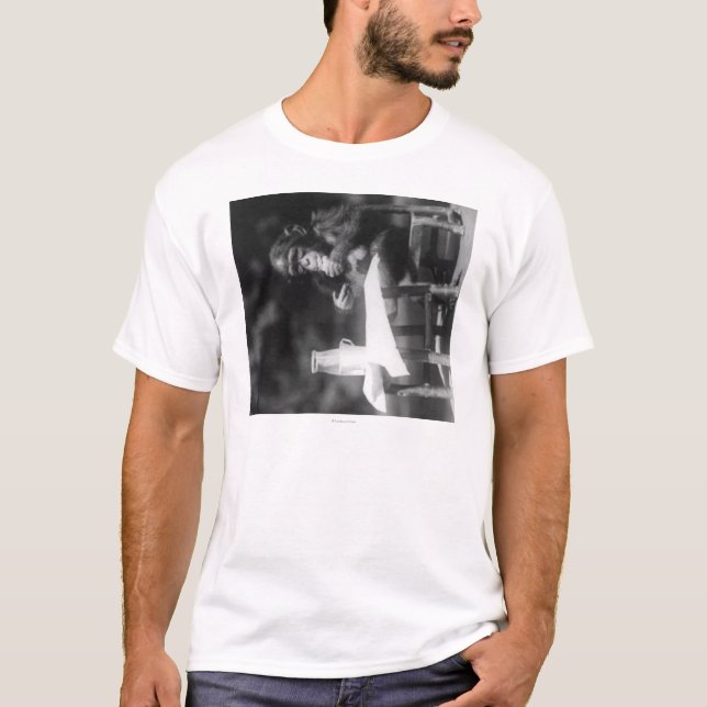 T-shirt Chimpanzé posé au Tableau au zoo national (Devant)