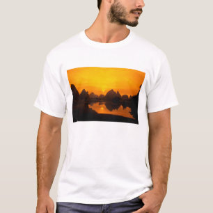 T-shirt Chine. Chine colorée. Belle rivière Li.