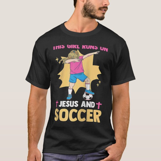 T-shirt Christian Soccer Player This Girl Runs On Jesus An (Devant)