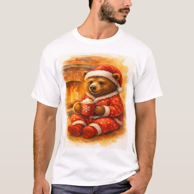 T-shirt Christmas Bear in Red Pajamas by the Fireplace (Devant)
