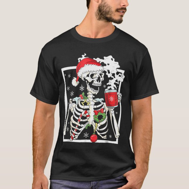 T-shirt Christmas Skeleton With Smiling Skull Drinking Cof (Devant)